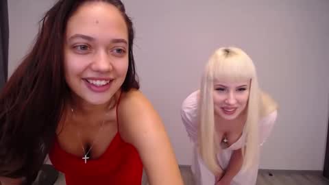 Snapshot of kamilla111 chatting on November 15, 10:23 am Kamilla blonde Karoline brunette online show from November 15, 10:23 am