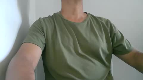 Snapshot of kamilo69_ chatting on December 19, 7:43 pm Kamilo online show from December 19, 7:43 pm