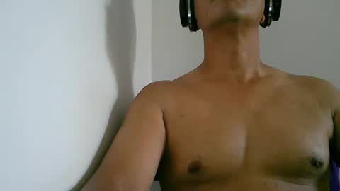 Snapshot of kamilo69_ chatting on January 6, 6:00 pm Kamilo online show from January 6, 6:00 pm