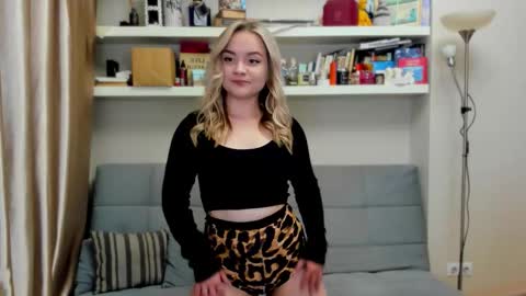 Snapshot of kara_smith_ chatting on October 1, 10:38 pm Kara. Off from 15th till 24th of December online show from October 1, 10:38 pm