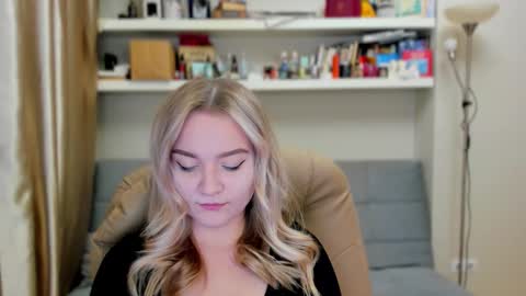 Snapshot of kara_smith_ chatting on October 8, 11:24 pm Kara. Off from 15th till 24th of December online show from October 8, 11:24 pm