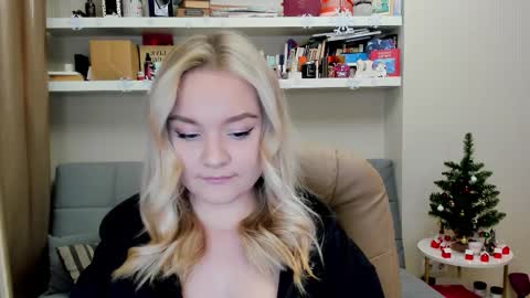 Snapshot of kara_smith_ chatting on December 18, 1:00 am Kara. Off from 15th till 24th of December online show from December 18, 1:00 am