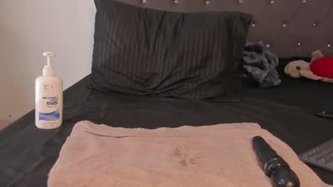 Snapshot of karely_laurent chatting on June 12, 5:45 pm karely_laurent online show from June 12, 5:45 pm