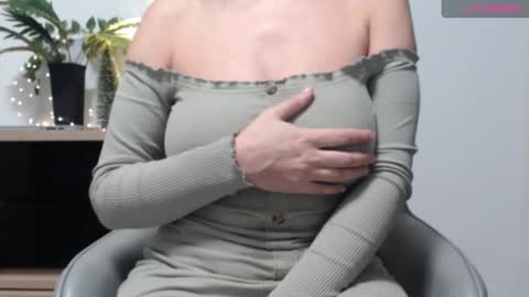 Snapshot of karin_lover chatting on December 9, 6:12 am You can call me K  online show from December 9, 6:12 am