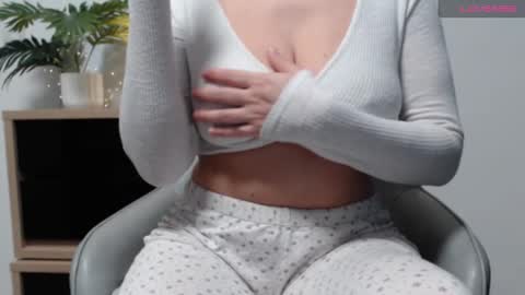 Snapshot of karin_lover chatting on February 16, 8:33 pm You can call me K  online show from February 16, 8:33 pm