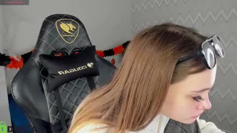 Snapshot of karina_broks chatting on October 31, 8:37 am karina_broks online show from October 31, 8:37 am