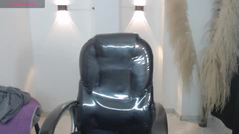 Snapshot of karlye_hot chatting on December 3, 2:19 am KARLYE online show from December 3, 2:19 am