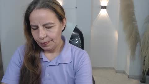 Snapshot of karlye_hot chatting on December 16, 1:32 am KARLYE online show from December 16, 1:32 am