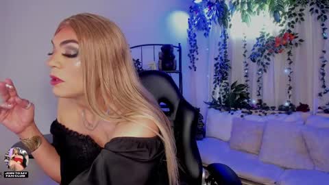 Snapshot of karol_elegance_ chatting on May 14, 1:18 pm karol online show from May 14, 1:18 pm