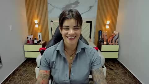 Snapshot of karolandluna chatting on November 1, 7:27 pm Karol and Luna online show from November 1, 7:27 pm