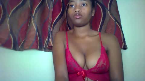 Snapshot of karoliee chatting on June 2, 8:27 am karoliee online show from June 2, 8:27 am
