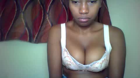 Snapshot of karoliee chatting on June 9, 7:53 am karoliee online show from June 9, 7:53 am