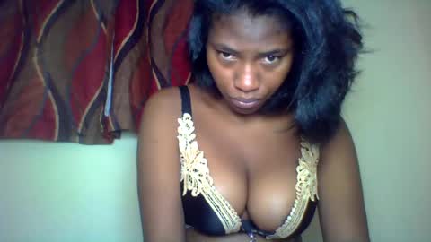 Snapshot of karoliee chatting on June 16, 9:23 am karoliee online show from June 16, 9:23 am