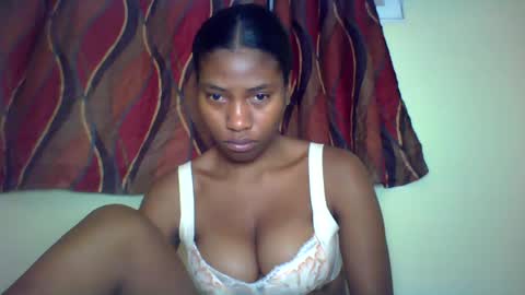 Snapshot of karoliee chatting on June 18, 9:14 am karoliee online show from June 18, 9:14 am