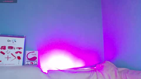 Snapshot of karolina_hottie_ chatting on December 8, 6:22 am Kira online show from December 8, 6:22 am