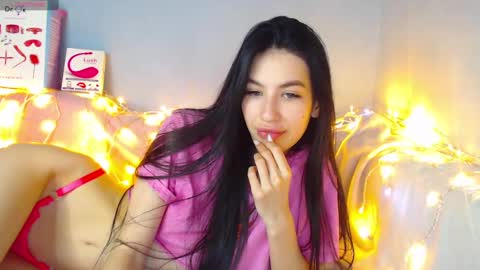 Snapshot of karolina_hottie_ chatting on December 23, 6:44 am Kira online show from December 23, 6:44 am
