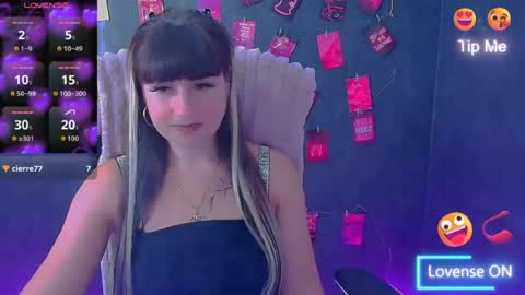 Snapshot of karolina_mia chatting on June 23, 5:49 am Caroline online show from June 23, 5:49 am