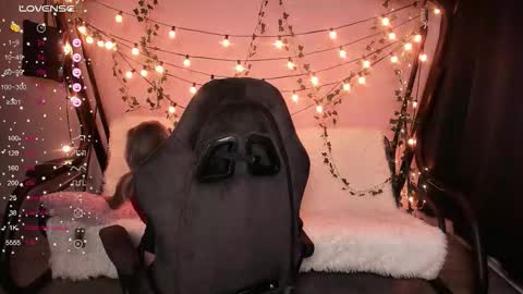 Snapshot of karolinahayes chatting on December 14, 10:09 am KarolinaHayes online show from December 14, 10:09 am