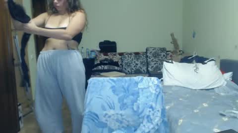 Snapshot of karolinasweet chatting on December 5, 10:01 pm Mila online show from December 5, 10:01 pm