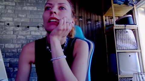 Snapshot of karoline121 chatting on March 5, 10:33 am karoline121 online show from March 5, 10:33 am