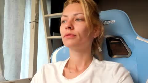 Snapshot of karoline121 chatting on September 11, 7:30 am karoline121 online show from September 11, 7:30 am