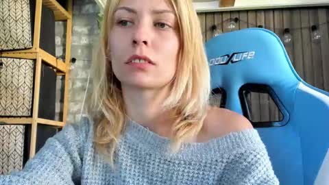 Snapshot of karoline121 chatting on September 18, 9:22 am karoline121 online show from September 18, 9:22 am