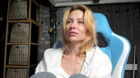 Snapshot of karoline121 chatting on September 27, 3:11 am karoline121 online show from September 27, 3:11 am