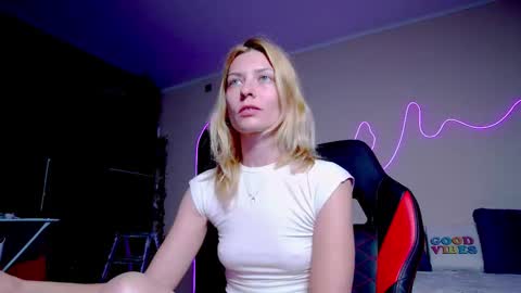 Snapshot of karoline121 chatting on September 30, 8:03 pm karoline121 online show from September 30, 8:03 pm