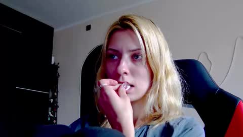 Snapshot of karoline121 chatting on October 1, 8:09 am karoline121 online show from October 1, 8:09 am