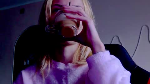 Snapshot of karoline121 chatting on October 3, 8:33 am karoline121 online show from October 3, 8:33 am