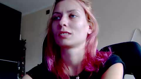 Snapshot of karoline121 chatting on October 18, 11:00 am karoline121 online show from October 18, 11:00 am