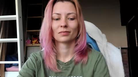 Snapshot of karoline121 chatting on October 27, 8:51 am karoline121 online show from October 27, 8:51 am