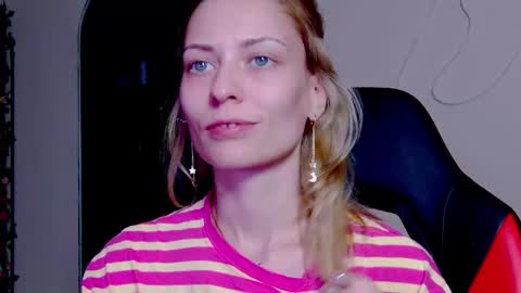 Snapshot of karoline121 chatting on November 7, 8:53 pm karoline121 online show from November 7, 8:53 pm