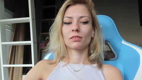 Snapshot of karoline121 chatting on November 11, 9:53 am karoline121 online show from November 11, 9:53 am