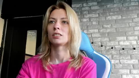 Snapshot of karoline121 chatting on November 13, 8:13 am karoline121 online show from November 13, 8:13 am