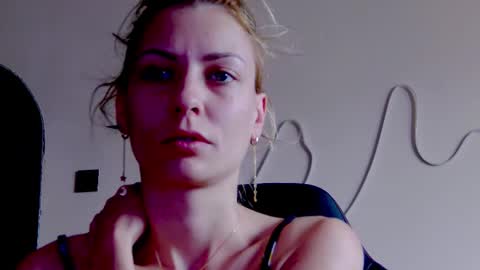 Snapshot of karoline121 chatting on November 15, 10:12 am karoline121 online show from November 15, 10:12 am