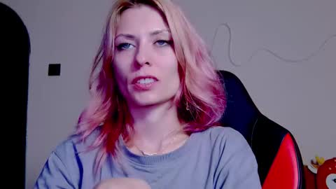 Snapshot of karoline121 chatting on November 27, 6:21 pm karoline121 online show from November 27, 6:21 pm