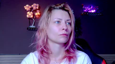 Snapshot of karoline121 chatting on December 1, 2:11 pm karoline121 online show from December 1, 2:11 pm