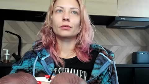 Snapshot of karoline121 chatting on December 2, 5:57 am karoline121 online show from December 2, 5:57 am