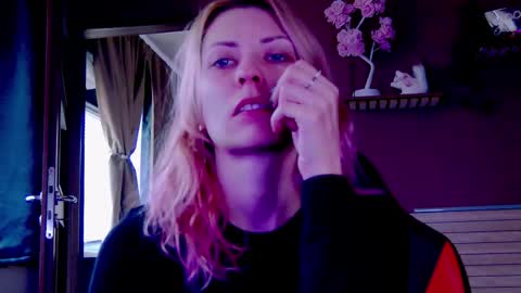 Snapshot of karoline121 chatting on December 3, 10:13 am karoline121 online show from December 3, 10:13 am