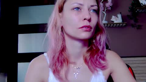 Snapshot of karoline121 chatting on December 4, 7:06 am karoline121 online show from December 4, 7:06 am