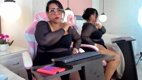 Snapshot of karolwest_ chatting on November 4, 1:10 pm karolwest_ online show from November 4, 1:10 pm