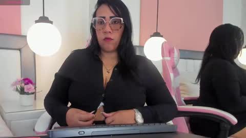 Snapshot of karolwest_ chatting on November 6, 1:12 pm karolwest_ online show from November 6, 1:12 pm