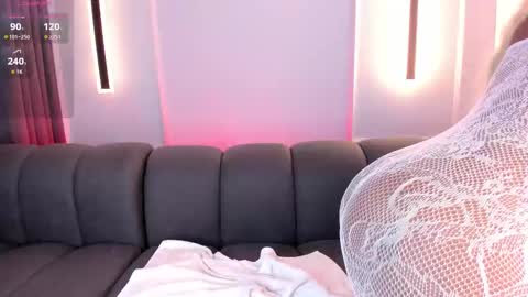 Snapshot of karolwhite_ chatting on October 24, 4:42 am Karol online show from October 24, 4:42 am