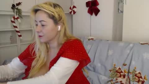 karolynesyera online show from December 16, 8:14 pm