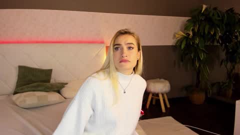 KateOwyns online show from December 3, 12:59 pm