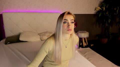 KateOwyns online show from December 8, 1:14 pm