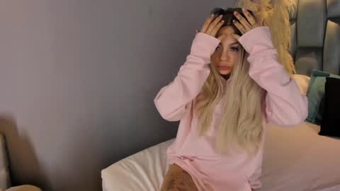 Snapshot of kathegomez_ chatting on December 24, 8:38 pm KatheGomez online show from December 24, 8:38 pm