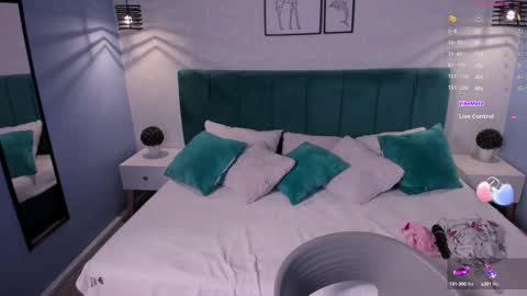 Snapshot of katherin_smith_ chatting on December 6, 7:32 am kathe online show from December 6, 7:32 am