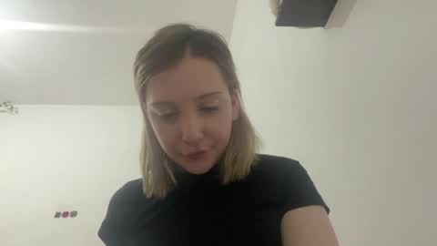Snapshot of kathrinekiening chatting on June 8, 1:28 am Jessie online show from June 8, 1:28 am